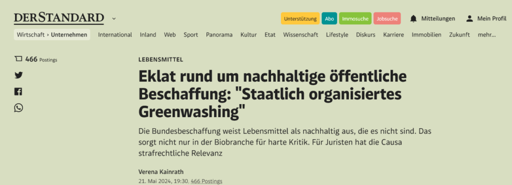 ALT-Text: Ein Zeitungsartikel der Online-Ausgabe von "Der Standard" mit der Überschrift "Eklat rund um nachhaltige öffentliche Beschaffung: 'Staatlich organisiertes Greenwashing'". Untertitel: "Die Bundesbeschaffung weist Lebensmittel als nachhaltig aus, die es nicht sind. Das sorgt nicht nur in der Biobranche für harte Kritik. Für Juristen hat die Causa strafrechtliche Relevanz". Verfasst von Verena Kainrath, veröffentlicht am 21. Mai 2024.